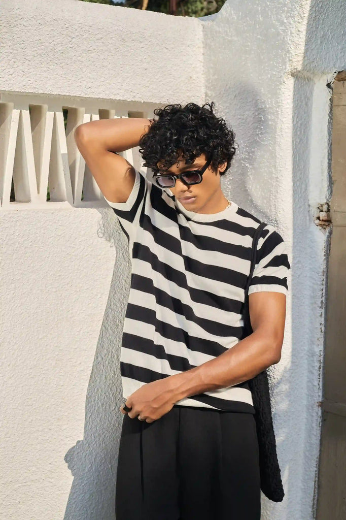 Round Neck Coastal Knit  T-Shirt- Black
